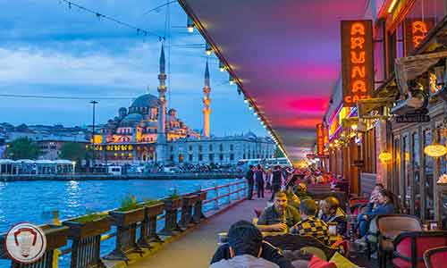 مردم استانبول خونگرم و مهمان ‌نواز بوده و فرهنگ و آداب و رسوم مردم استانبول تقریبا شبیه به ایرانی ها است